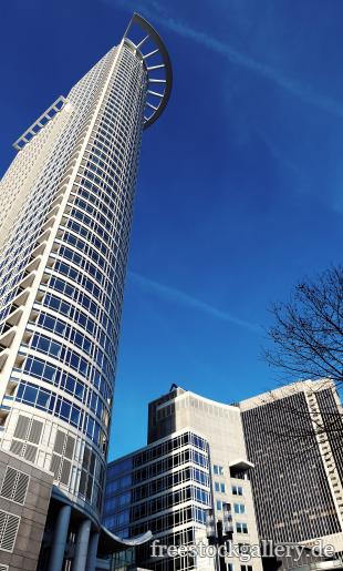 Hochhaus in Frankfurt -blauer Himmel
