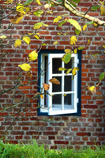 Offenes Fenster im Herbst