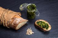 Baguette und Pesto schwarzen Schieferplatte - gratis Foodfoto