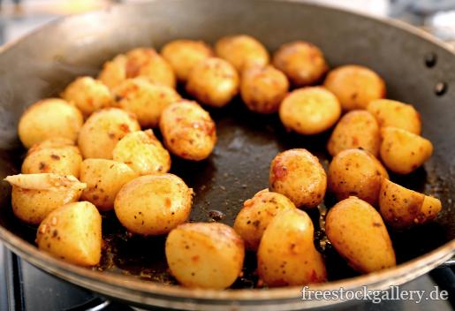 Bratkartoffeln in einer Pfanne