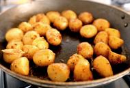 Bratkartoffeln in einer Pfanne - gratis Foto | freestockgallery