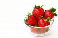 Erdbeeren in einer Glasschale - gratis Foto | freestockgallery