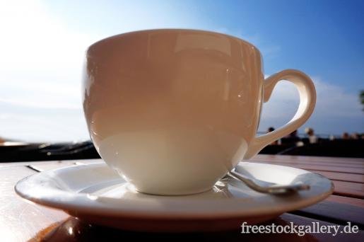 weiÃŸe Kaffeetasse im Freien - Nahaufnahme