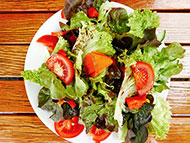 Salatteller auf einem Holztisch - kostenloses Bild zum Download