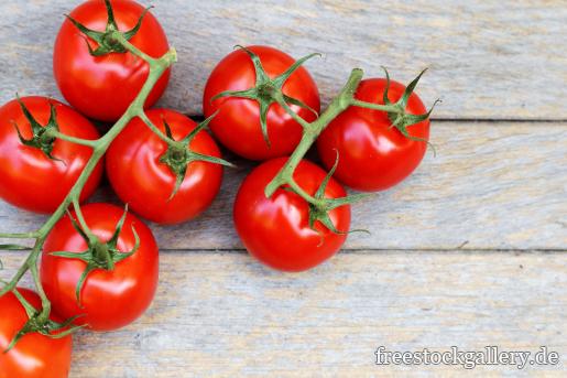 Rote Tomaten auf einem Holztisch