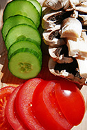 Geschnittene Tomaten, Gurken und Pilze - gratis Foto Download