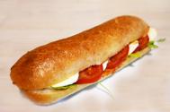 Sandwich mit Tomaten und Mozzarella - kostenloses Bild | freestockgallery 