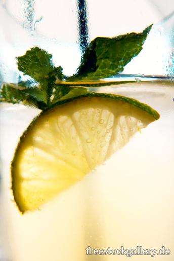 Zitronenscheibe in einem Glas