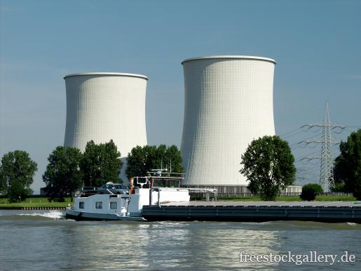 Atomkraftwerk mit zwei groÃŸe KÃ¼hltÃ¼rmen