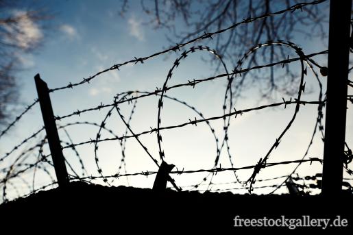 Stacheldraht an einer Mauer - Gefangenschaft, eingespart sein, Sehnsucht nach Freiheit