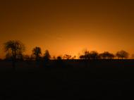 Sonnenaufgang auf einem Feld - gratis Foto
