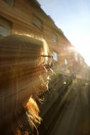 Frau in der City im Sonnenlicht - gratis Fotos | freestockgallery
