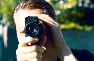 Mann mit einer alte Kamera - kostenloses Bild | freestockgallery