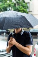 Mann mit Regenschirm im Regen - kostenloses Bild Download