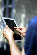 Mann mit Tablet - kostenloses Bild Download | freestockgallery