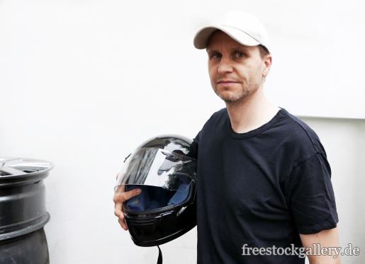 Motorradfahrer - Mann hÃ¤lt einen Helm in seiner Hand