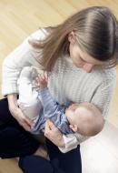 Mutter hÃ¤lt Baby im Arm - kostenloses Bild | freestockgallery
