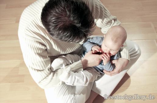 Vater hÃ¤lt Baby im Arm - Elternliebe und Geborgenheit