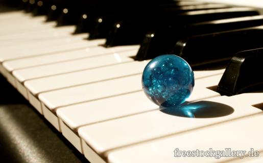 Klaviertasten mit kleiner blauer Kugel