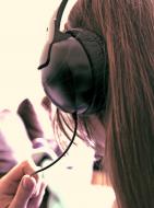 Mädchen hört mit Kopfhörer Musik - gratis Bild