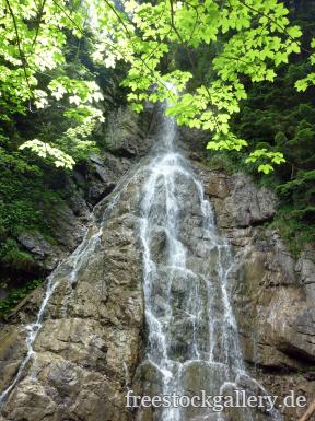 Wasserfall mit Felsen in der Natur - Naturbild