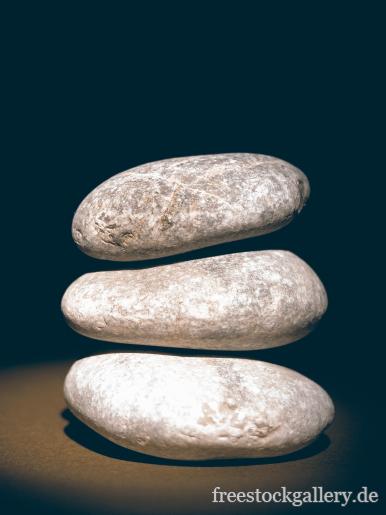 Drei Steine aufgestapelt