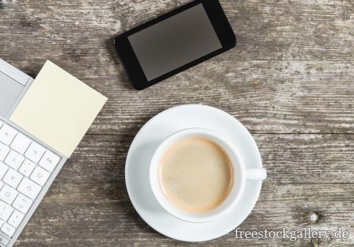Handy, Laptop, Tasse Kaffee auf einem Holz Hintergrund
