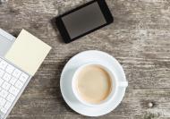 Handy, Laptop, Tasse Kaffee auf Holz Hintergrund - gratis Fotos