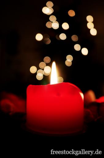 Rote Kerze mit Kerzenlicht 
