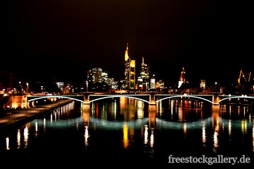 Die Skyline von Frankfurt bei Nacht