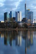 Frankfurt Skyline - Spiegelung im Main - kostenloses Foto