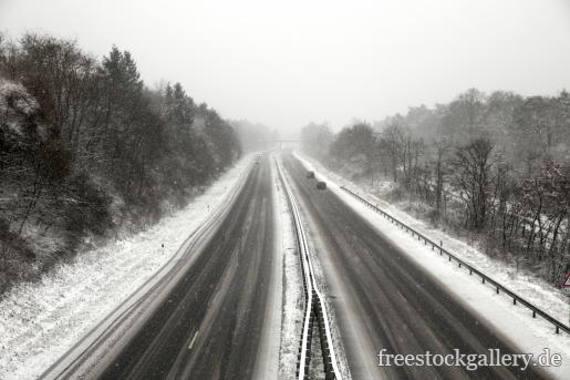 Autobahn im Winter - Fahrbahn mit Schnee