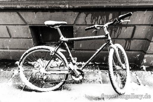 Schneebedecktes Fahrrad - schwarz-weiÃŸ Foto