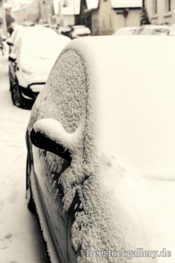 Schneebedeckte Autos im Winter