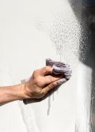 Fenster mit der Hand putzen - kostenloses Bild