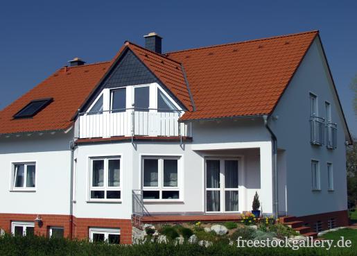 Einfamilienhaus - weiÃŸes Haus mit rotem Dach
