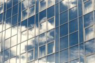 Gratis Foto - Wolke spiegel sich in einer Glasfassade