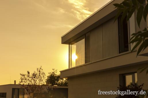 Modernes Haus beim Sonnenuntergang
