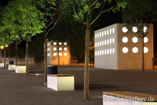Park bei Nacht - moderne Architektur