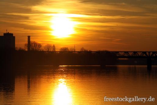 Sonnenuntergang am Fluss mit BrÃ¼cke - Frankfurt