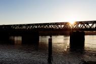 Stahlbrücke die über einen Fluss führt - kostenloses Bild Download