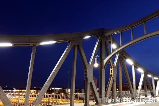 Stahlbrücke mit Stahlträger - Stahlbau