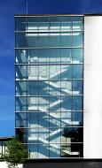 Treppenhaus Glasfassade - kostenloses Bild | freestockgallery