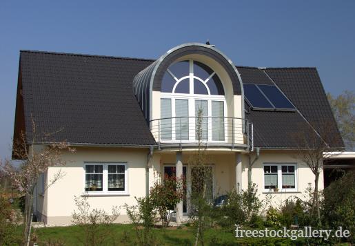 Wohnhaus mit Sonnenkollektor auf dem Dach