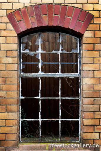 Altes zerstörtes Fenster