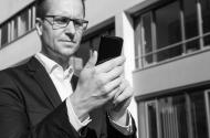 Businessman mit Smartphone - schwarz-weiÃŸ Foto zum Download