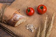 Baguette, Getreide und Tomaten - gratis Foodfoto Download