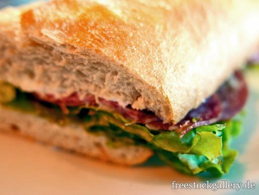 Belegtes Sandwich mit Salat und Salami als gratis Bild
