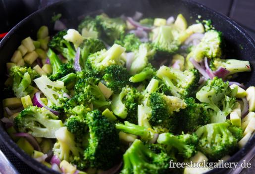 Broccoli kochen - vegetarisches Essen 
