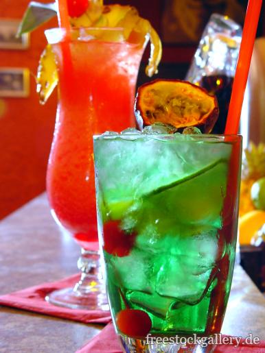 Zwei Cocktails grÃ¼n und rot